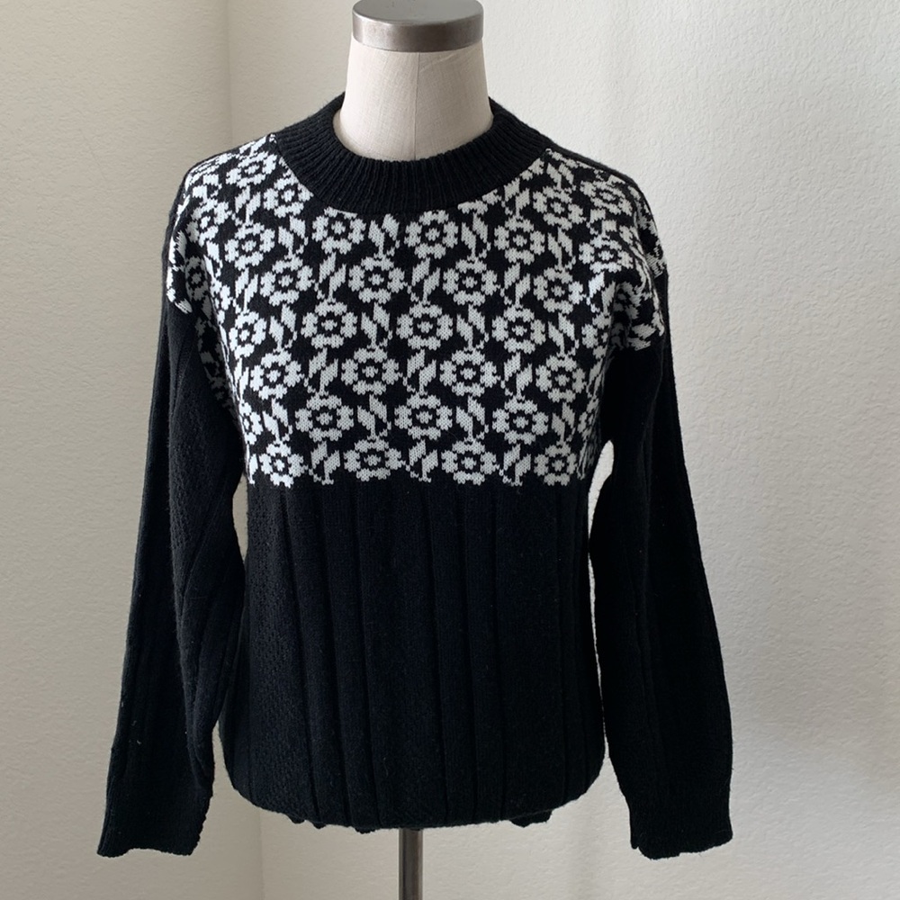70s 80s Vintage Black Floral White Mock Neck Sweater VGUC scandi eclectic quirky